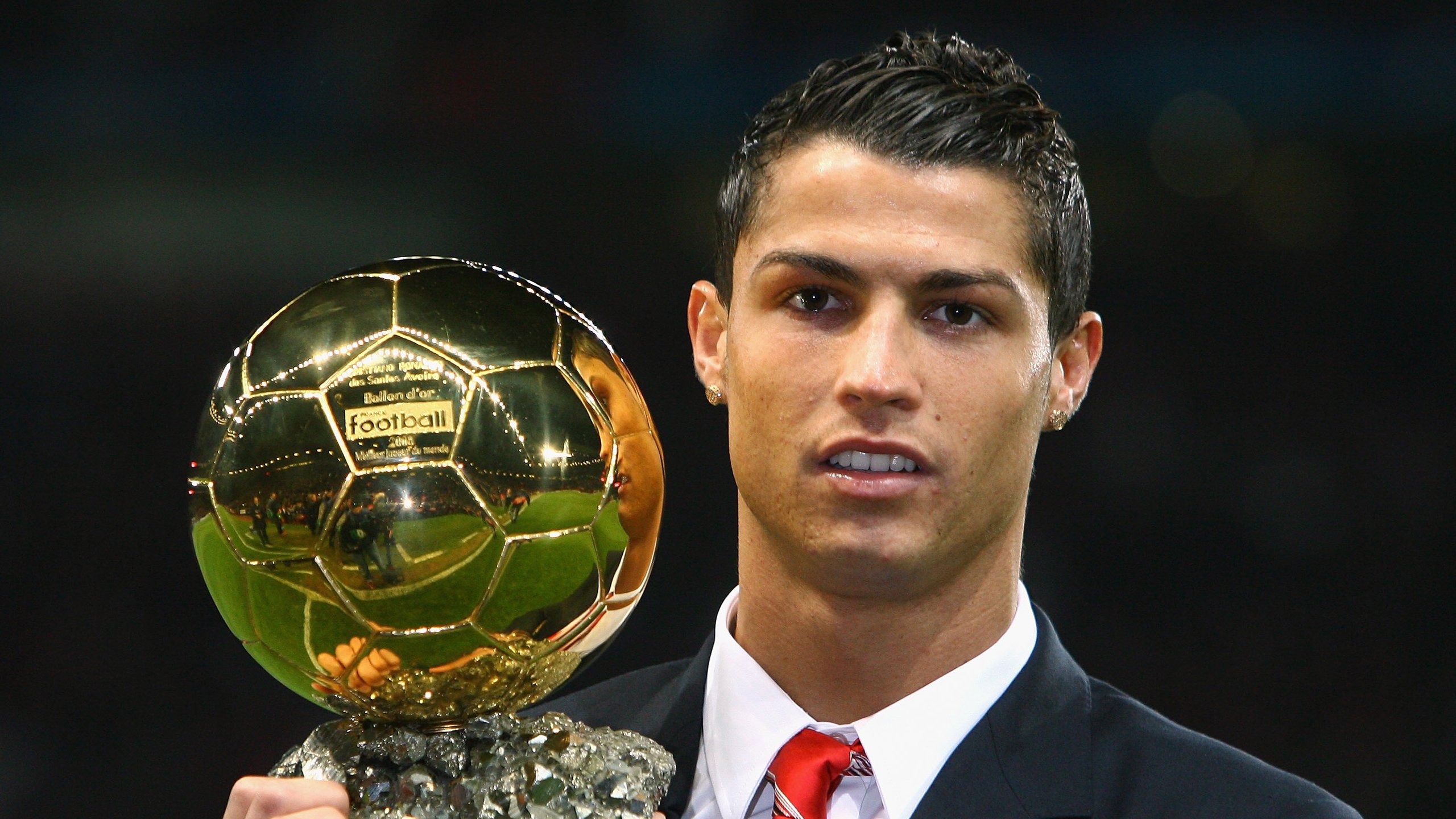 高位逼抢激活前场多点突破,高位进攻